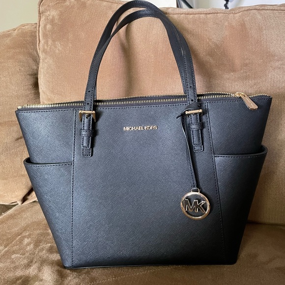 Michael Kors purse. 10 in tall and 1ft 2in wide - Picture 2 of 4